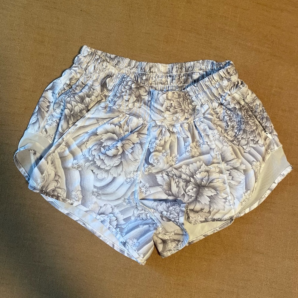 Lululemon low rise hotty hot shorts